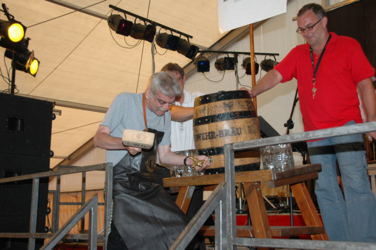 Bieranstich durch Hans Mitterreiter, Fasshalter: Stadtrat Harald Dix